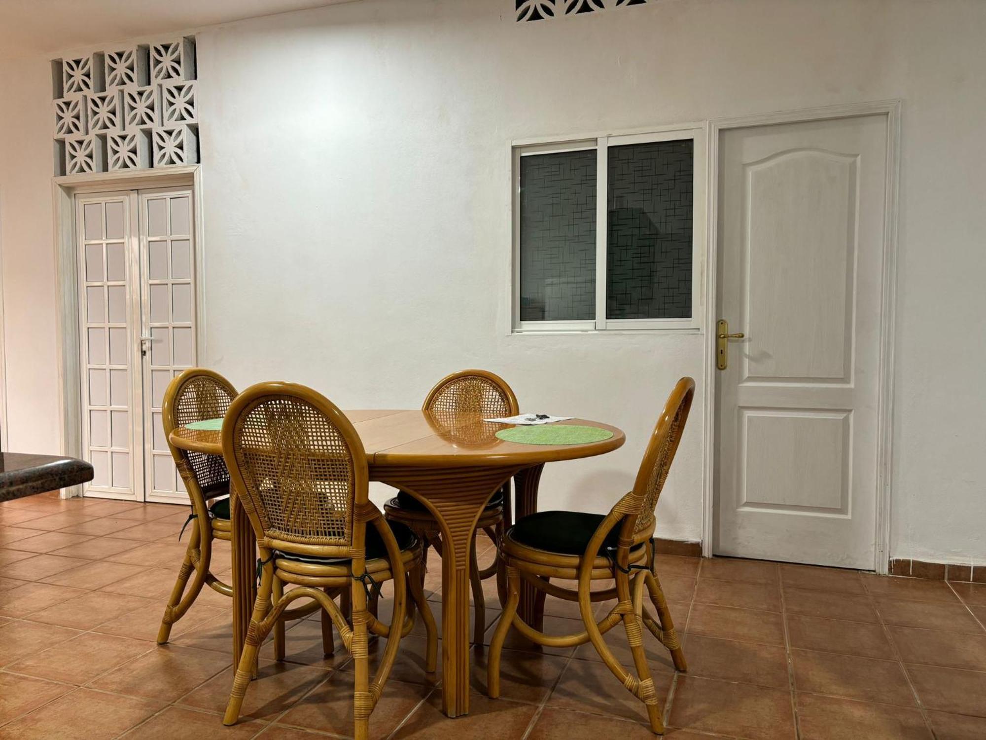 Habitacion Matrimonial En Un Bajo Bano Compartido Areas Compartidas Abades  Bagian luar foto